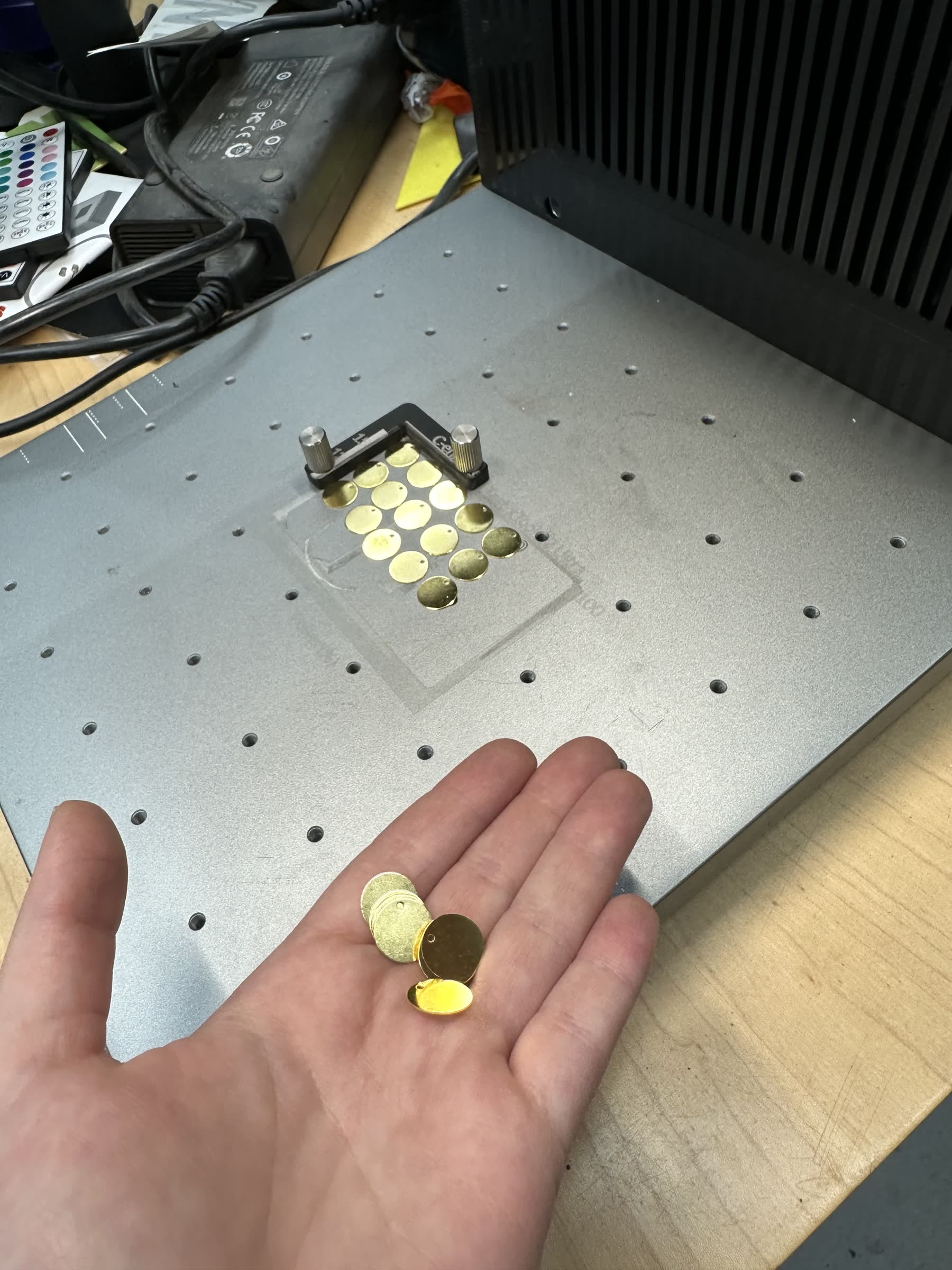 Messing-Plättchen auf dem Lasertisch vor der Gravur