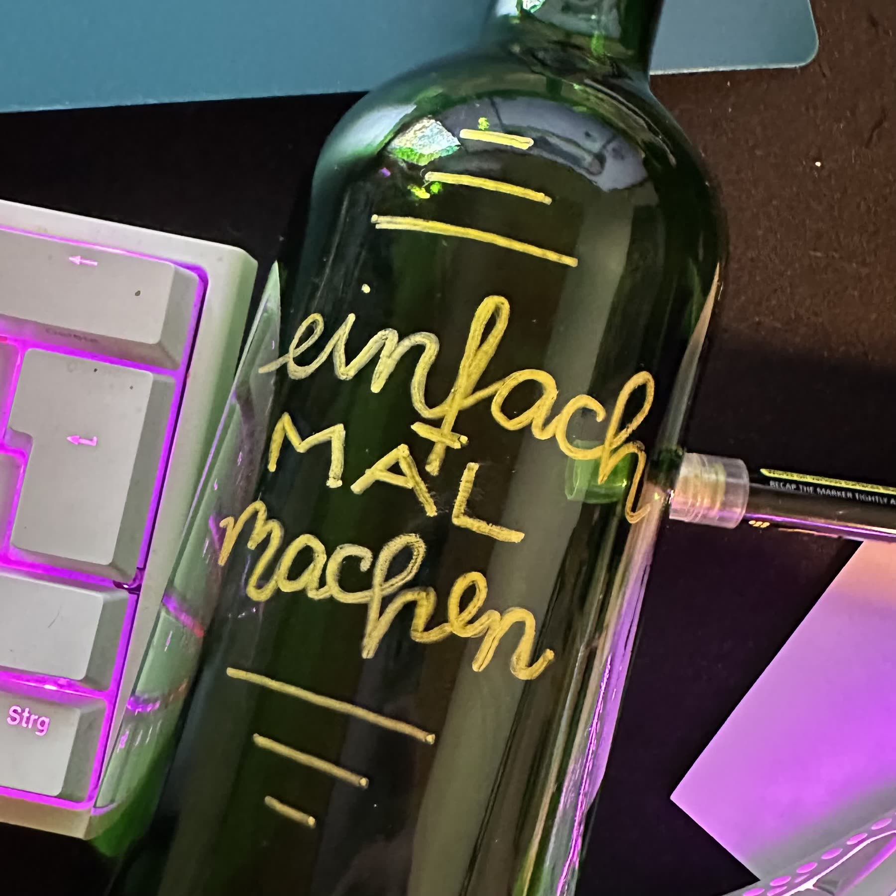 Handgelettertes Motiv auf einer alten Weinflasche