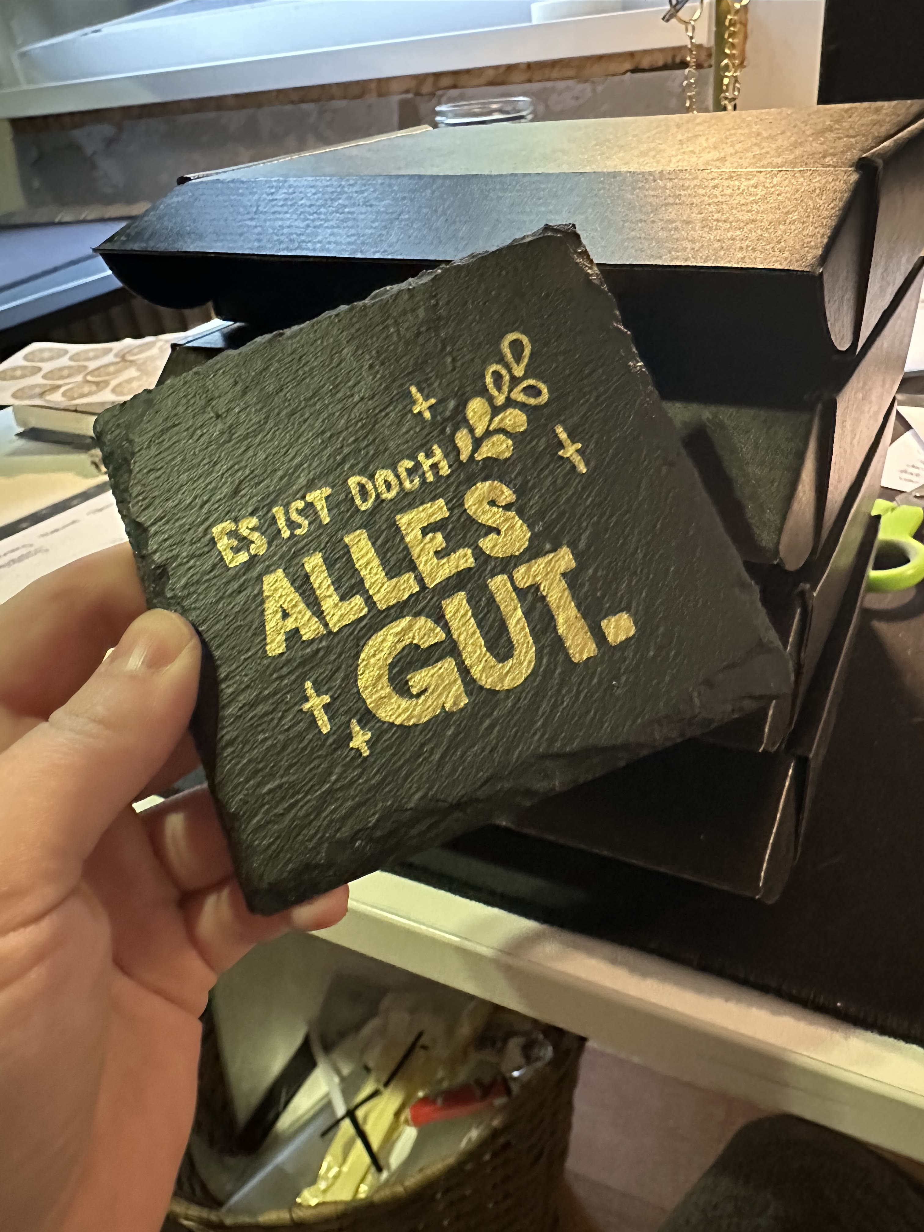 Werkstattfoto: Lackstift und Lasergravur auf Schiefer