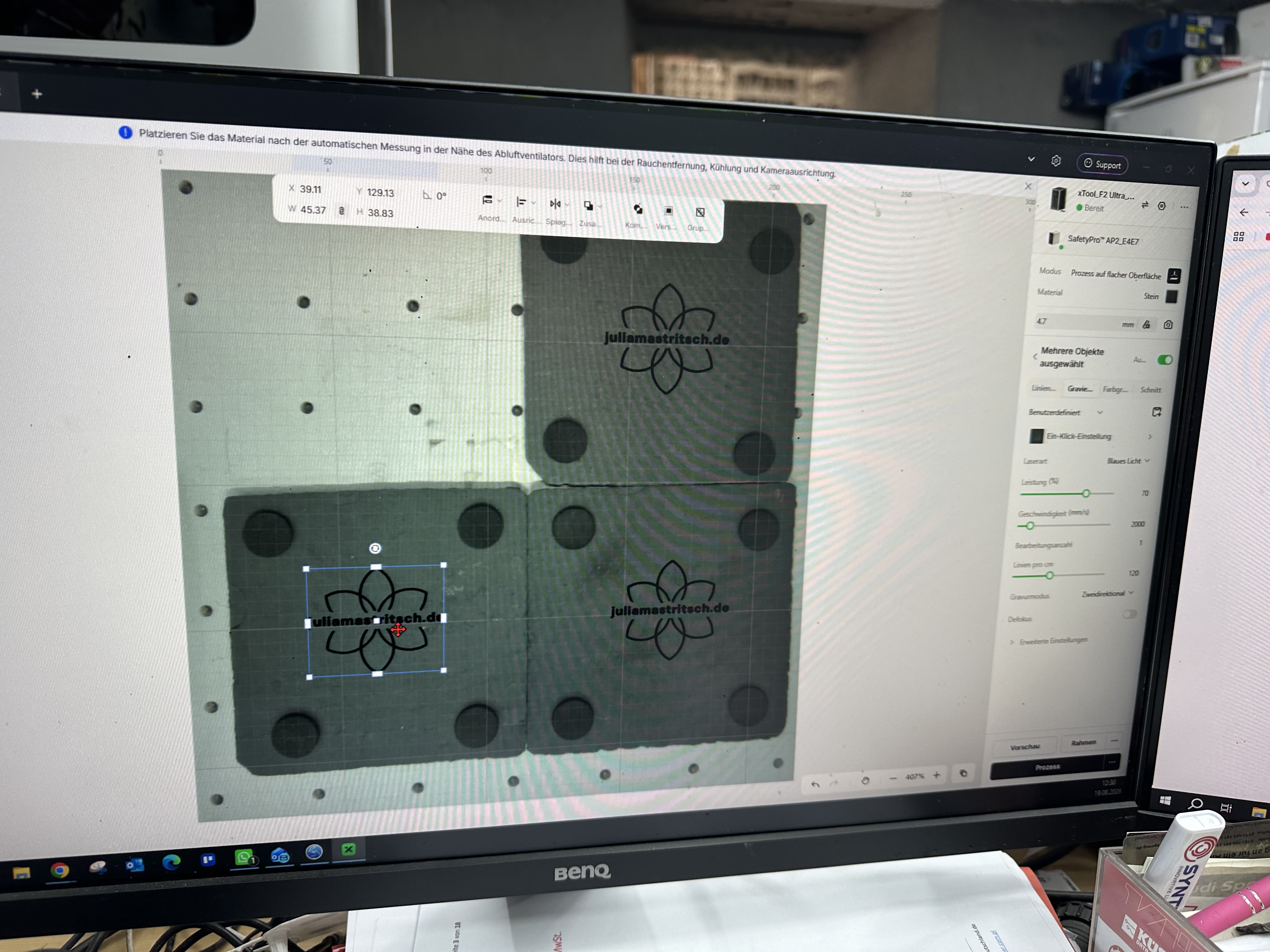 Werkstattfoto: Lackstift und Lasergravur auf Schiefer