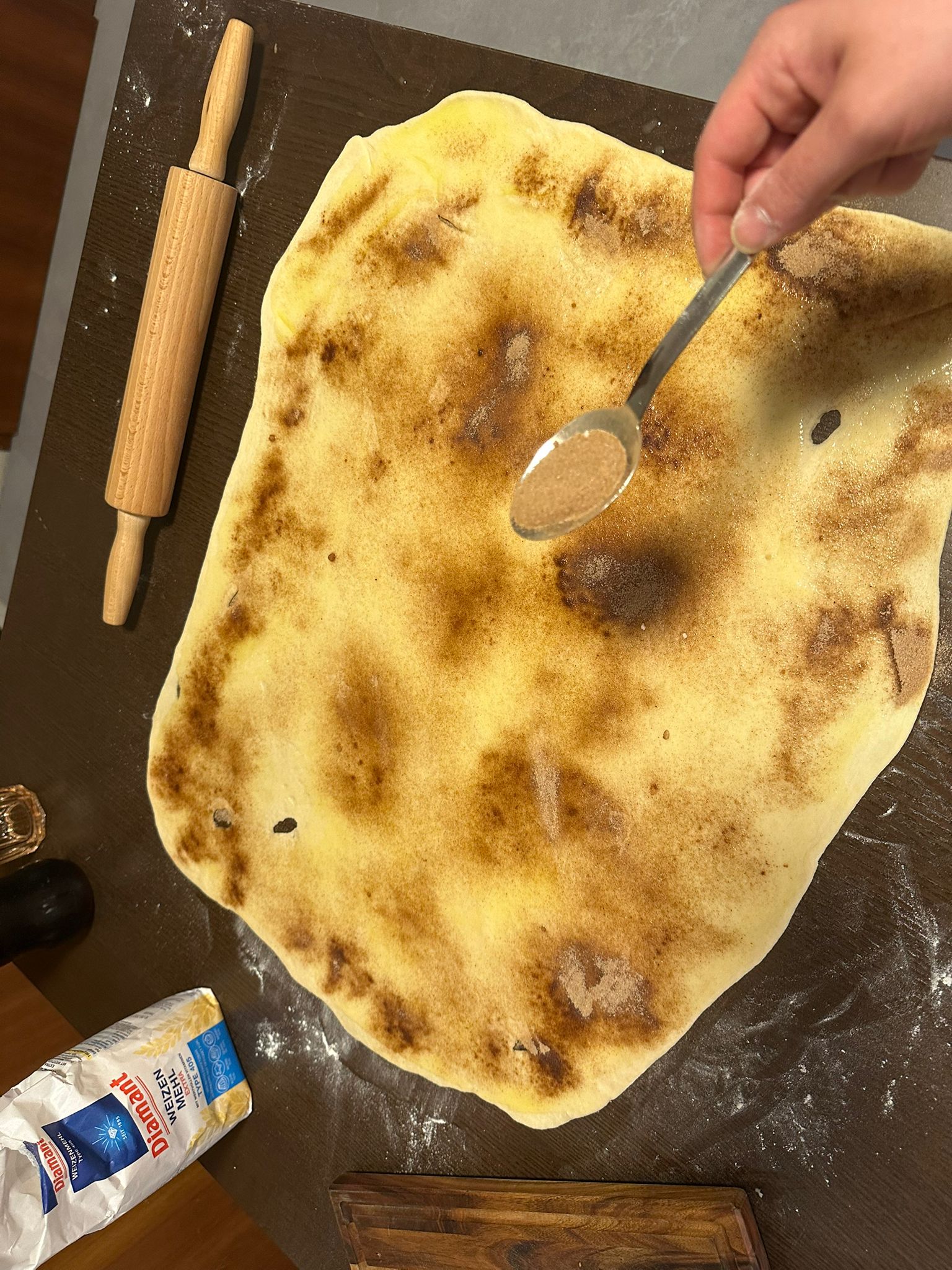Teig mit Zimtzucker bestreuen