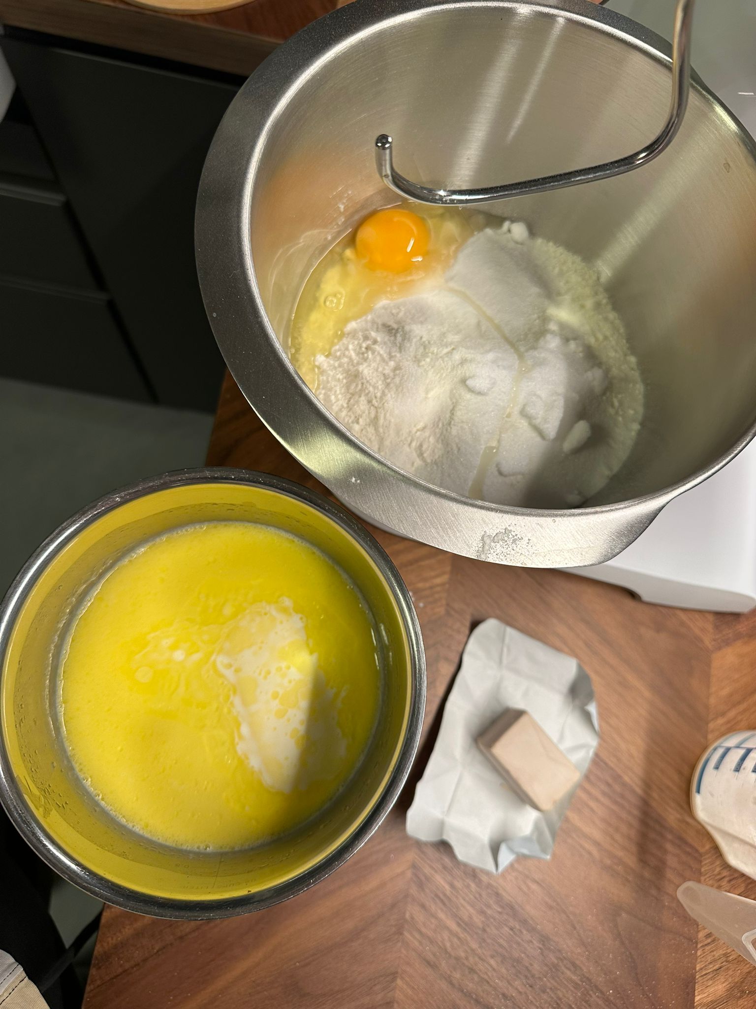 Teig und Milch vermengen