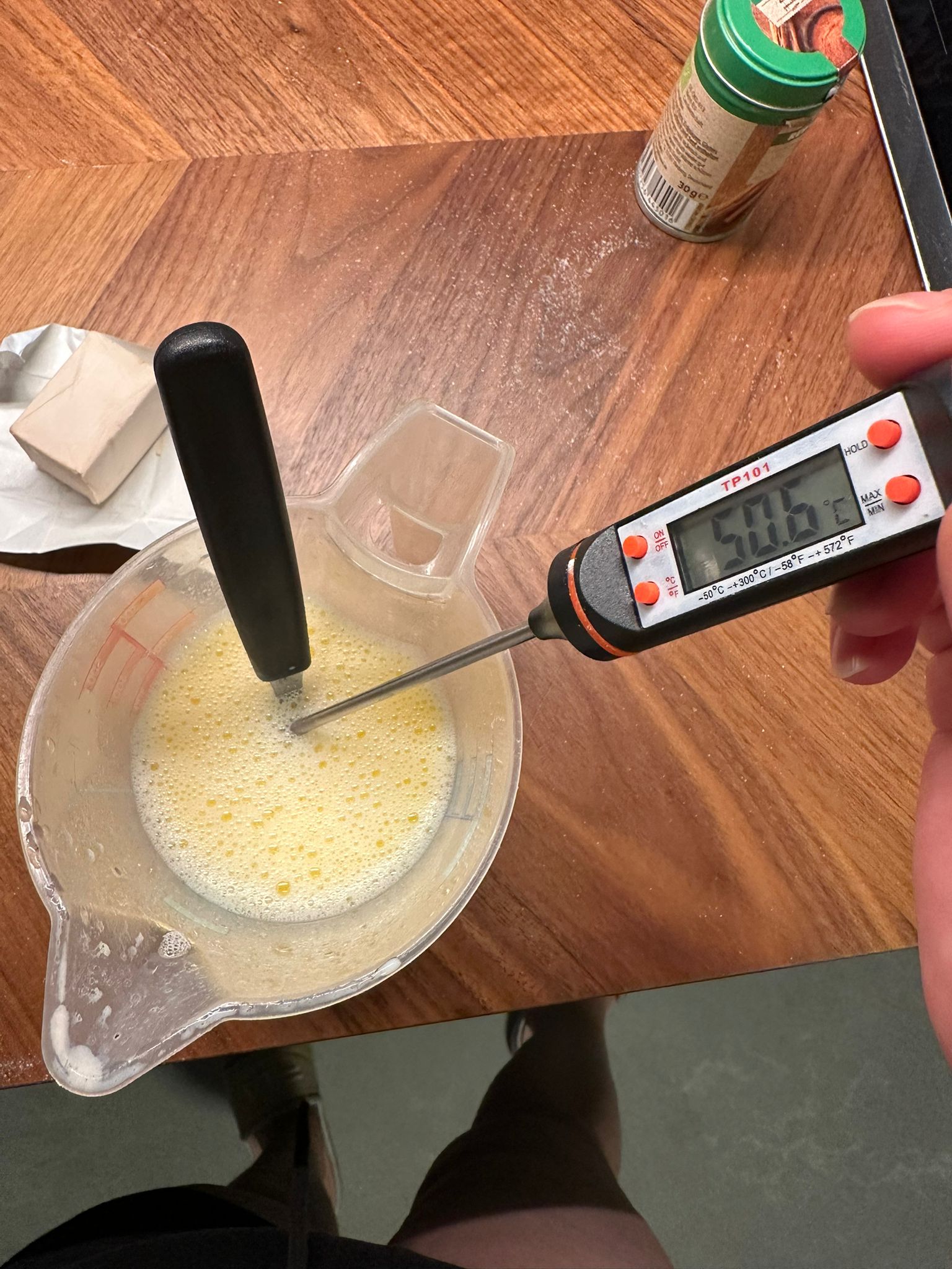 Temperaturcheck mit Thermometer
