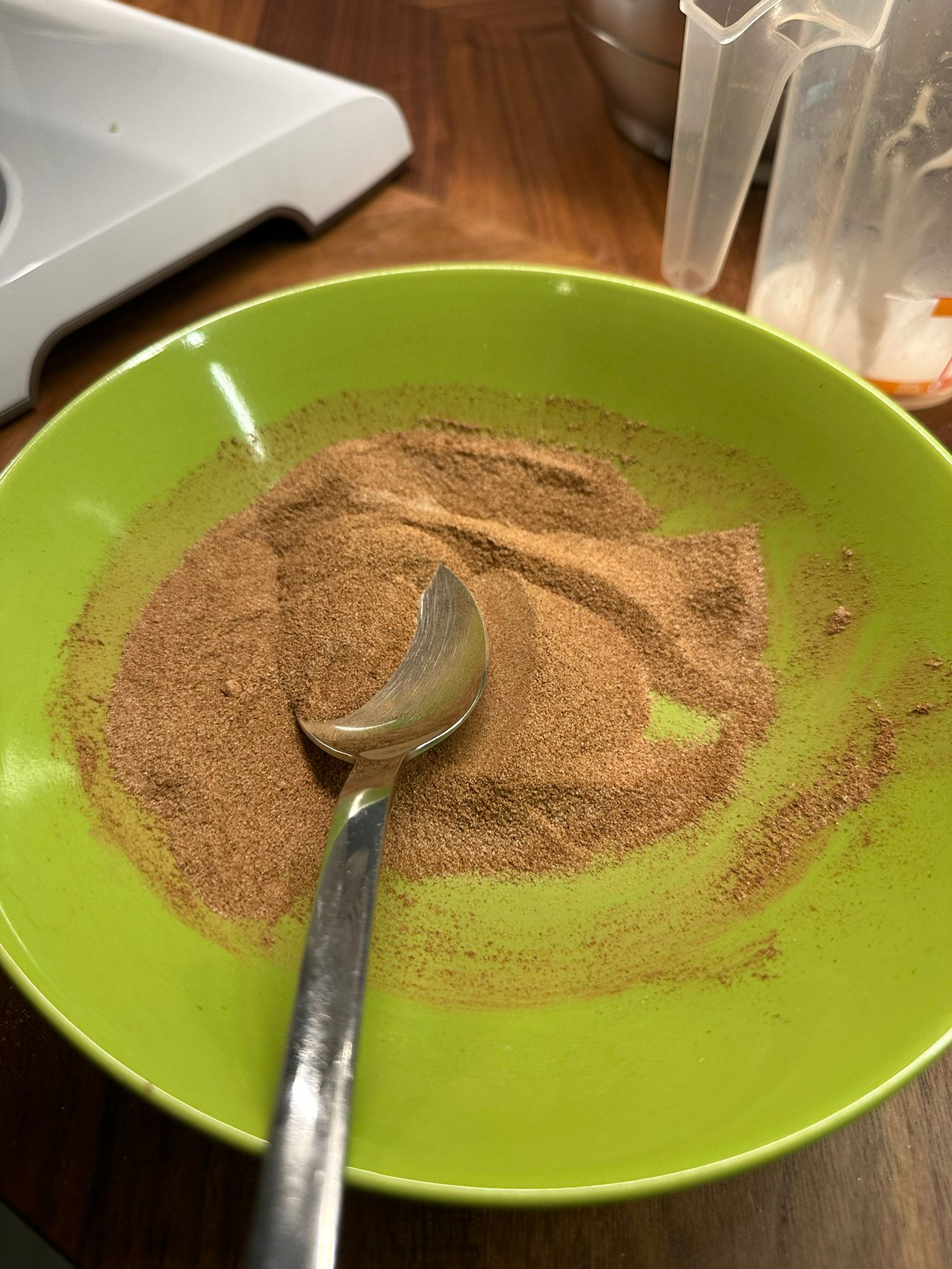 Zucker und Zimt vermischen